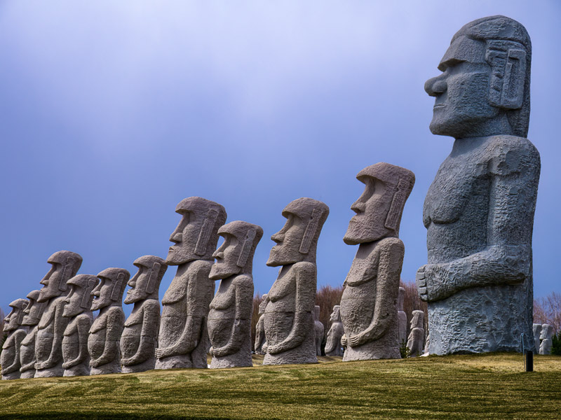 Two-toned Moai Mimic Statues